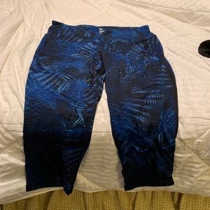 Old Navy Active Fitted Capri Workout Pants